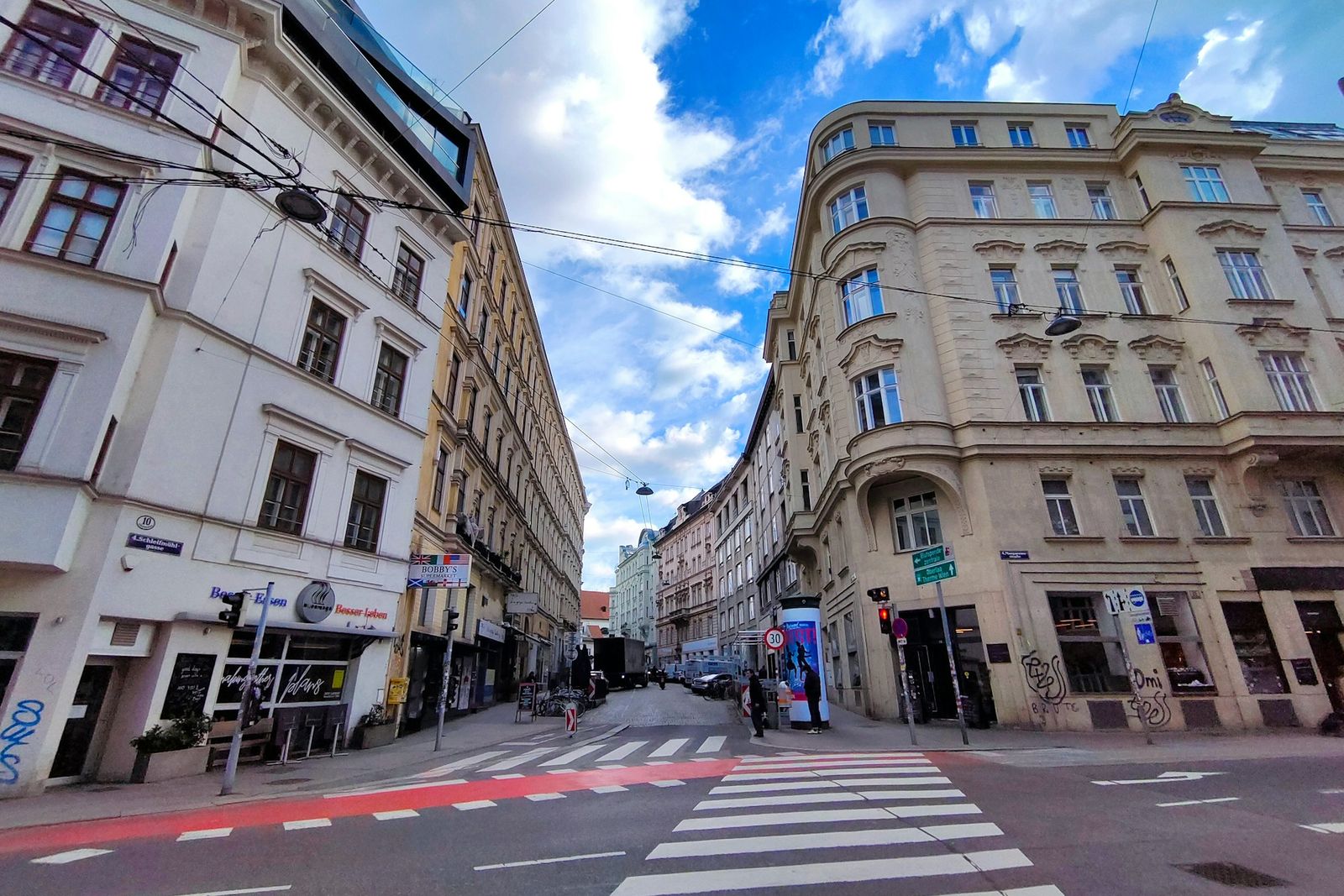 Gründerzeithäuser an einer Straßenecke in Wien
