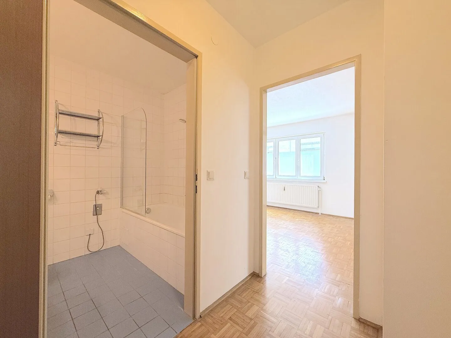 Charming 2-room apartment with fitted kitchen & lift in 1150 Vienna, photo 4