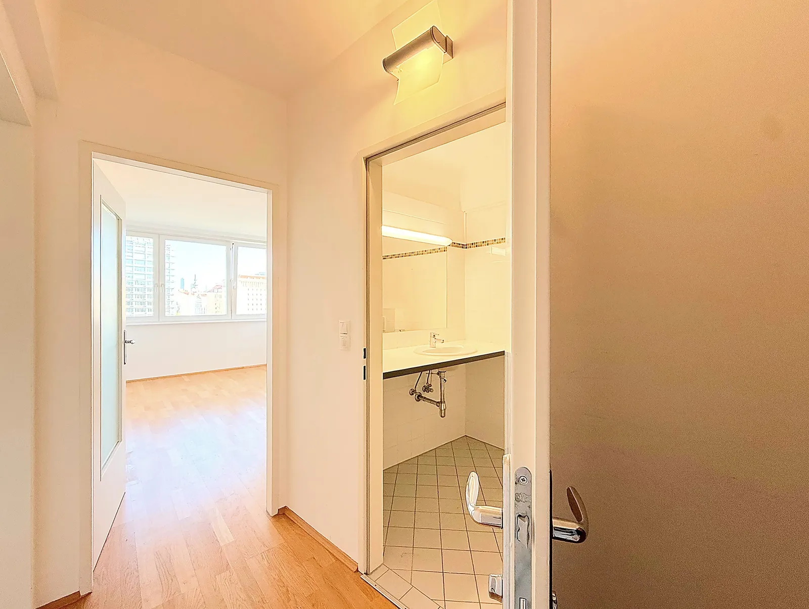 2-Zimmer-Wohnung mit Einbauküche und Aufzug in 1010 Wien, Foto 3